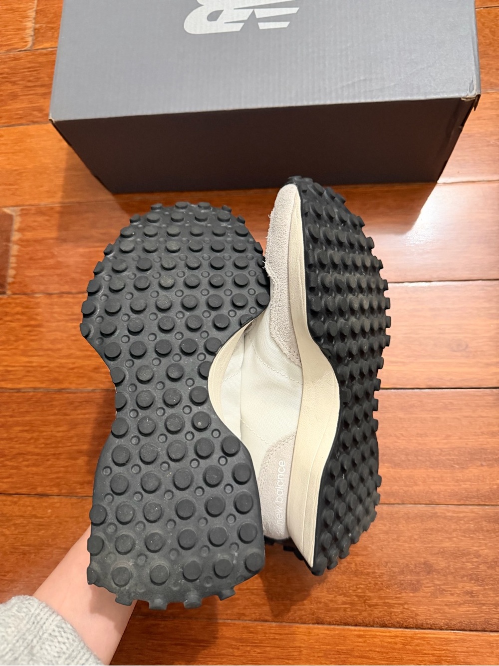 New Balance Cream, Black & cream size 6.5 (fits like 6 women’s ) - Picture 3 of 10